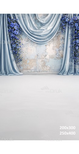 Tło fotograficzne „Błękitne kwiaty i drapowana kurtyna na postarzanej ścianie” | 3780